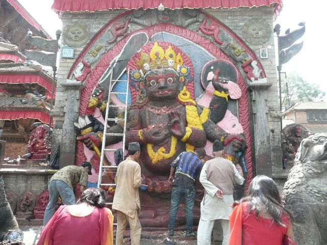 +++++++++++++++++++++++++<br />カーラ・バイラブ/Kala Bhairab<br /><br />シヴァ神の化身であるカーラ・バイラブの像。カトマンズでは最大級の石像である。