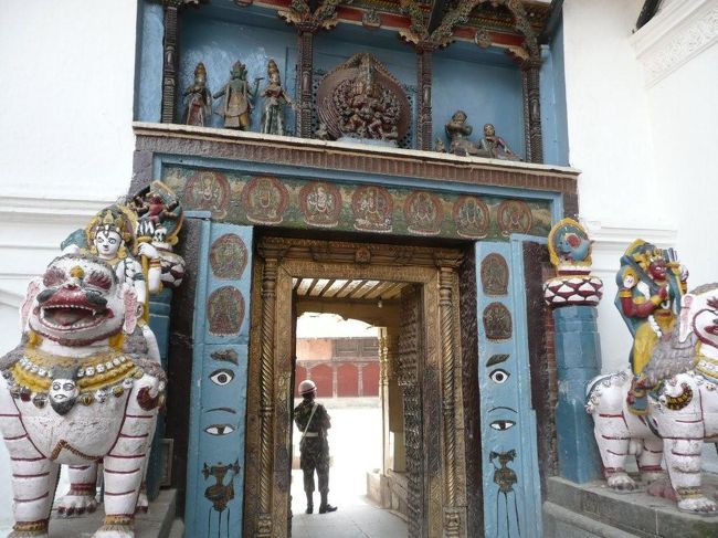 +++++++++++++++++++++++++<br />ハヌマーン・ドゥカ<br />Nahuman Duca<br /><br />マッラ王朝時代の王宮として使用されていた。入口にはこの様に2頭の獅子像によって守られている。