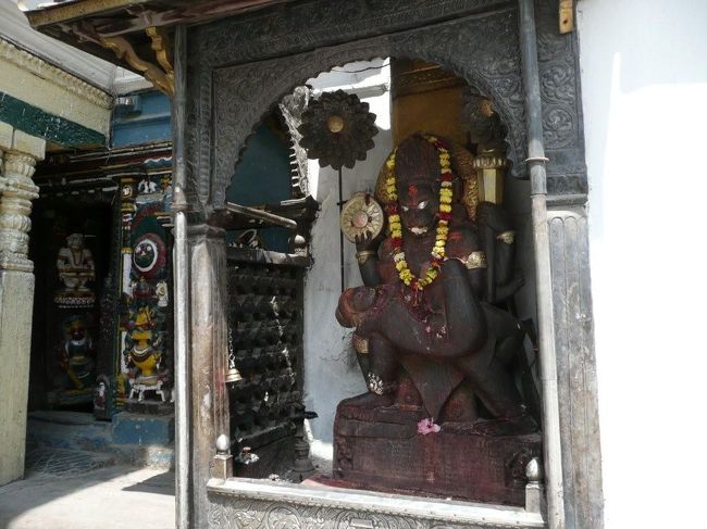 門を入るとすぐに出迎えてくれるのがこのナラシンハの像。ナラシンハとはビシュヌ神の化身でイノシシの姿をしている神様。