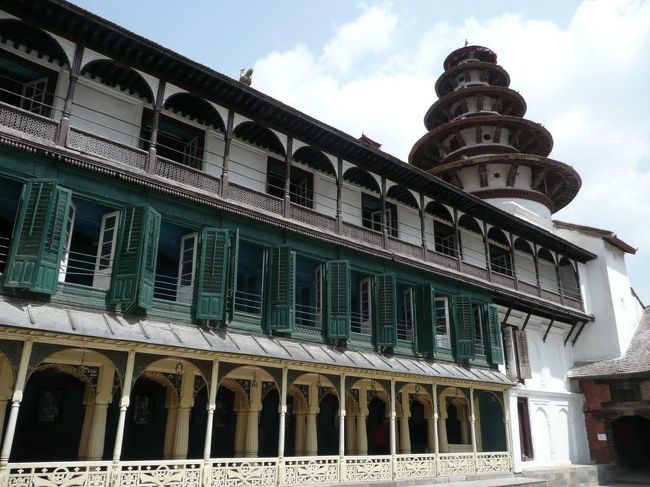 王宮の中の広場の1つであるナサル・チョウク。向こうにに見える円錐形の建物はパンチ・ムキ・ハヌマーン寺院。