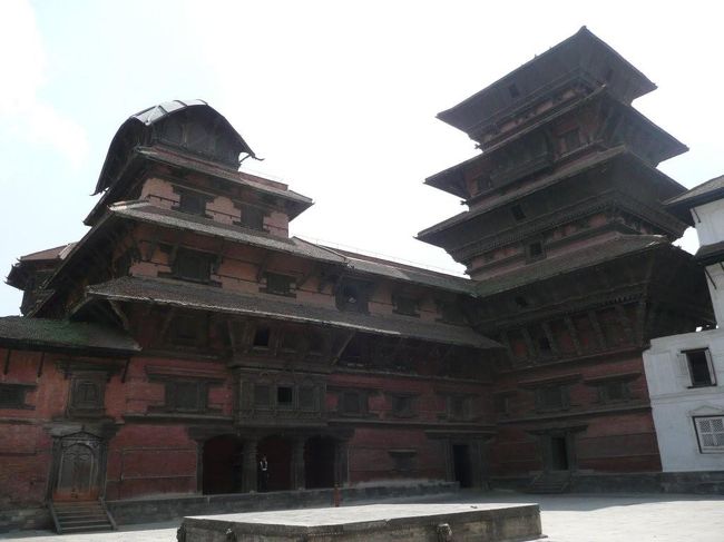 ナサル・チョウクを挟んで南側に建つ2つの塔。左側はキルティプールの塔、右側はパサンタプールの塔。バサンタプールの塔は一番上まで昇ることが出来る。