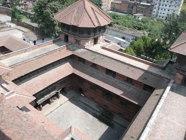 バサンタプールの塔より見下ろした宮殿南東部の広場、ロハンチョウク。向こう側に見える2本の塔はそれぞれバクタプールの塔、パタンの塔。