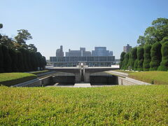 広島平和記念資料館と平和公園。昔はこのあたりは中島地区と呼ばれていて繁華街の中心だった。