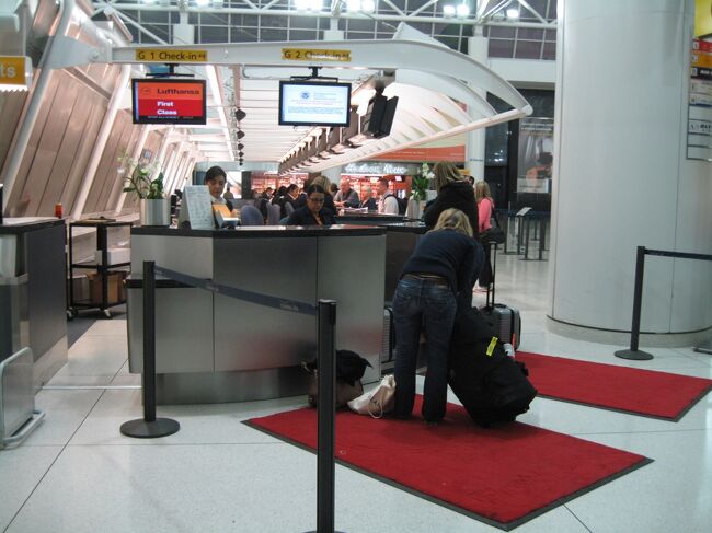 ニューヨークからフランクフルトへ<br /><br />ＪＦＫ<br />ターミナル１<br /><br />ＬＨ　ファーストクラスチェックインカウンター