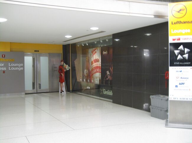 セキュリティチェック抜けるとすぐ左<br /><br />右斜めにあるのはしょぼいＪＡＬサクララウンジ