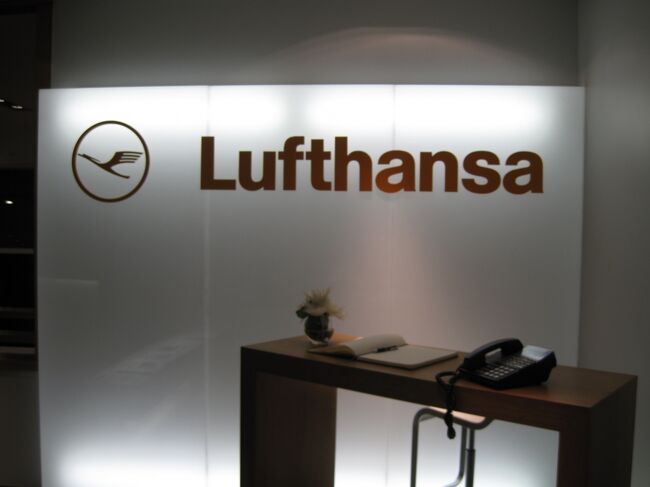 ファーストクラスエリアは3階に♪<br /><br />こちらでは美味しい「プリ・フライトディナー」をご提供しておりますので、夜のフライトをご利用のお客様は機内にて落ち着いてゆっくりとお休みいただくことができます。