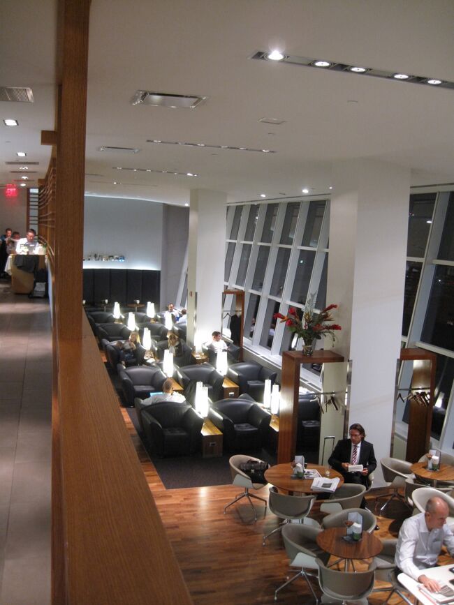 3階からみたところ<br /><br />2階はビジネスクラスエリア<br />レストランも併設