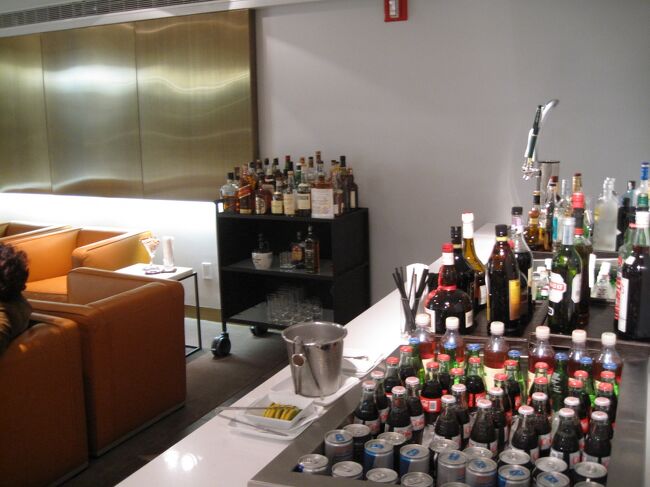 入ってすぐにドリンクコーナー<br />小さいエリアだが寛げるようになっている<br />利用者が少ないので空いている