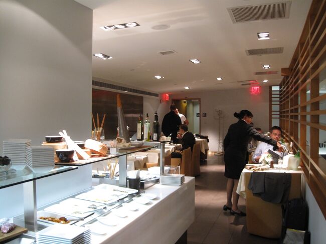 さらに奥に進むとレストランエリア<br /><br />でも皆さん出発までこちらで過ごしていました。