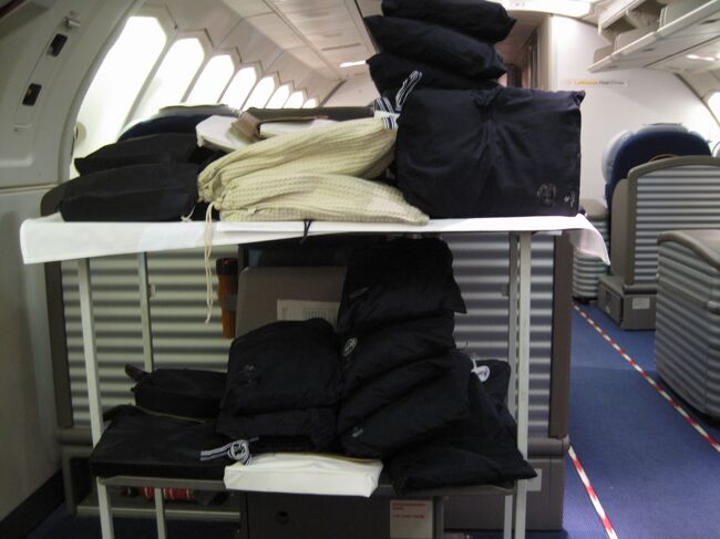 アメニティがテンコ盛り<br /><br />白いのが女性用のスリッパとポーチ