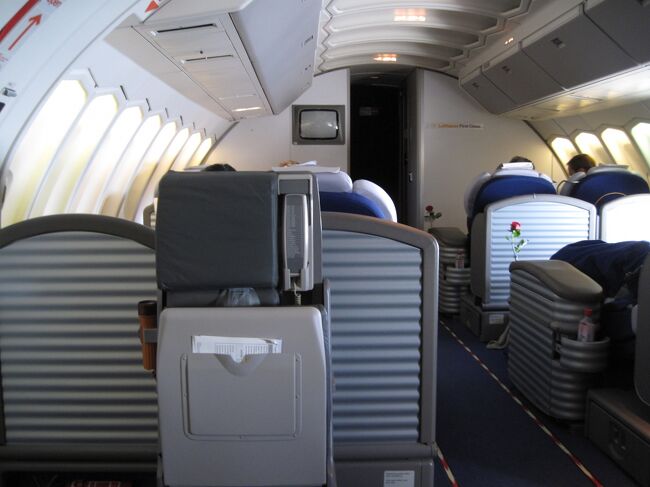 プリ・フライトディナーをいただいて満腹なので、<br />食事はパスしさっさと就寝できました^^