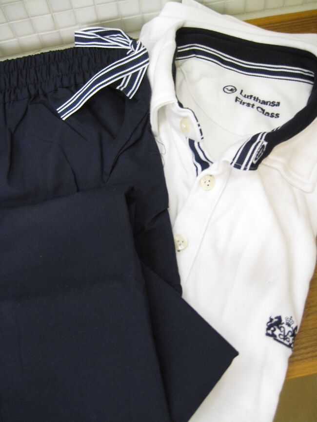 リラクスィングウェア（上下あり）<br /><br />ナイトフライトの場合<br /><br />上下付き<br /><br />デイフライトの場合は上のみのようです。<br />（Ｍサイズまでが白で、Ｌサイズ以上が紺）<br />