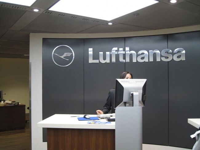 ラウンジ全域には無線LANを配備し、ビジネスエリアではインターネット接続のPCを設置しています。このラウンジは、大陸間路線でフランクフルトに午前中にご到着のファーストクラスとビジネスクラスのお客様ならびにHON Circle、セネター、フリークエント トラベラー会員の皆様にご利用いただけます。																		<br />																		<br />