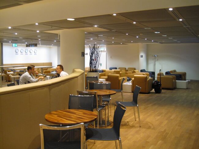 上階では1日のエネルギー補給のための多彩な朝食メニューをご提供しています。また、メディア・リラックスエリアでゆったりおくつろぎいただくことも可能です。