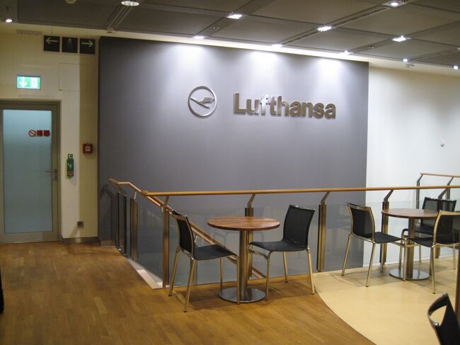 下の階へ<br /><br />下の階では合計28のシャワーがあり,アイロンサービスもご利用いただけます。																		<br />																		<br />