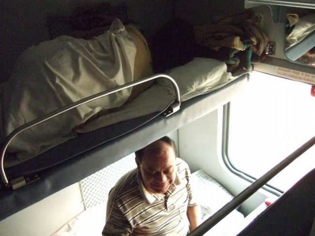 バラナシから少し離れたところにあるムガル・サラーイ駅から夜行列車でデリーに移動。<br /><br />２段ベッド上段で熟睡しました。