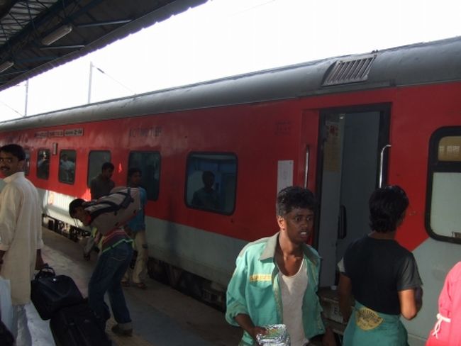RJPB RAJDHANI 2309号<br /><br />23時前に出て8時頃に約30分遅れでニューデリー駅に到着。