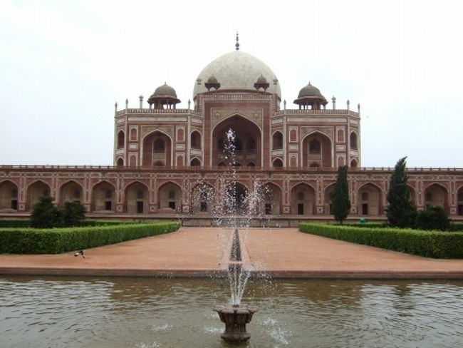 フマユーン廟<br /><br />ムガル朝第２代皇帝フマユーンの廟で妃が1565年に建造。<br /><br />世界遺産です。