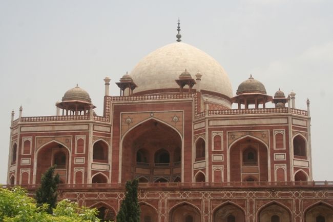 中央にドームを頂いた左右対称の建築はタージ・マハルと同様にイスラム建築の傑作です。<br /><br />赤砂岩に白大理石がはめ込まれています。