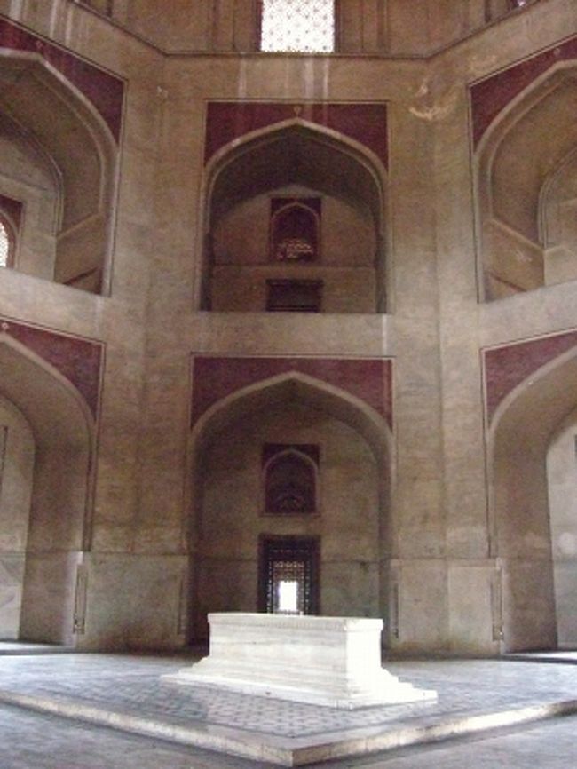 白大理石の棺は仮で、遺体はこの真下に安置されています。