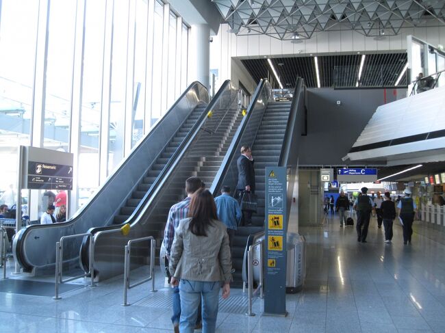 もうひとつのウェルカムラウンジ（アライバルラウンジ）へ行ってみました。<br /><br />このエスカレーターを上がってすぐ右手<br />左へ行くとシェラトンホテル