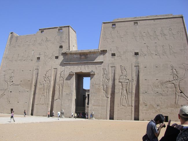 今日の一発目は「ホルス神殿」です。<br />めちゃくちゃでっかい門。