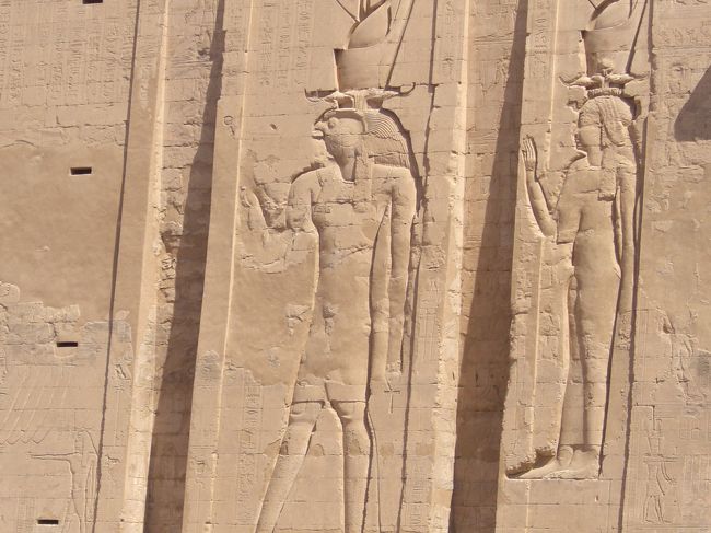 ホルス神のレリーフもあります。