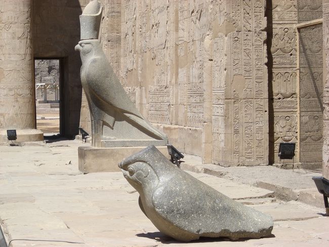 ホルス神×２<br /><br />バスがツーリストポリスに誘導されて進む「コンヴォイシステム」は昨年（2008）冬あたりから廃止されたそうです。<br />当時は朝４時出発もザラだったとか・・・先頭を走るポリスは１６０キロくらいでとばして行っちゃうので、バスは結局おいてけぼりなのだとか。<br /><br />ちなみに私たちは７時半の余裕の（？？）出発でした。