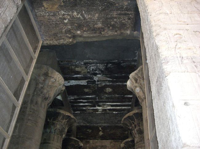 すすけた天井。真っ黒です。<br /><br />後にキリスト教徒（コプト教）たちが逃れてきて住みついた際、調理場として使ったので、こんな風になってしまったそうです。