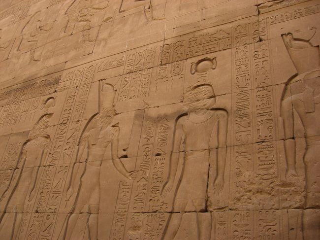 顔の部分が削られているのも、コプト教徒の仕業。<br />「夜になると、本物になって襲ってきそうで怖いから」やったそうです・・・<br /><br />かなり高いところのレリーフも残らず削ってありますから、すさまじいです。がんばったな。