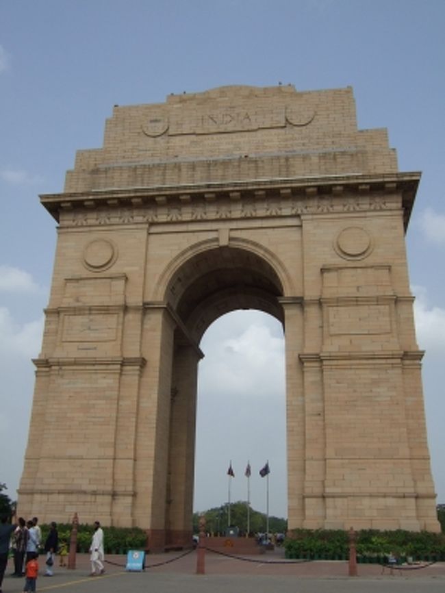 インド門<br /><br />第一次世界大戦で戦死したインド兵士の慰霊碑。<br /><br />戦後の独立を条件にイギリスに協力して参戦しましたが、大きな犠牲と引き換えの独立は実現しませんでした。<br /><br />壁面には戦没者13000人の名前が刻まれています。