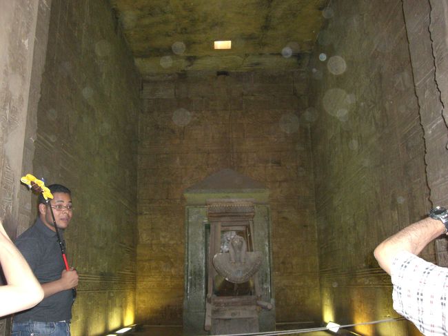 この白い斑点はなんなんでしょうか・・・友人は「心霊だよ」とシャレにならないこといってますが・・・<br />私は、埃っぽいところでフラッシュをたいたせいだと信じております。絶対そうに決まってます。<br /><br /><br />ここはホルス神殿の一番奥に当たるところです。<br />レバノン杉で作られた船が飾ってあります。