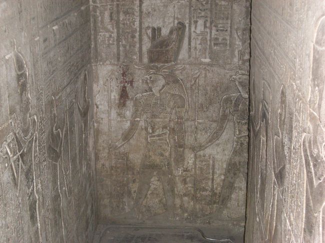 おっさんに「コレ、ほるすシンネ！ココカラヒカリガ　サシテ　アタルヨ！」とか何とか言われ、撮ってみた。<br /><br />本当なのかな〜？<br />とりあえす４色ボールペンでバクシーシはクリアできました。<br /><br />でも、人気がないとこでガイドされるのは、ちょっとコワかった・・・