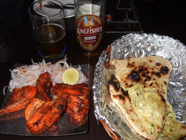 初日と同じGreen Chilli Bar<br /><br />タンドゥーリチキンとチーズナンとKing FisherのStrong（7％）<br /><br />初日と同じような組み合わせだけどやっぱりサイコー！<br /><br />ナンもここがいちばん美味しかった。