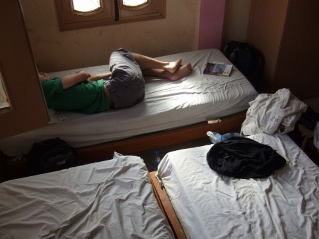 ２日目と同じホテルパヤル。<br /><br />今まではずっと一人部屋でしたけど、最後なのでドミトリーに泊まってみました。<br /><br />こんな感じにベッドがいくつも並んでいます。<br /><br />他の人はみんな１ヶ月以上、中には３〜４ヶ月まわる旅行者たちでした。