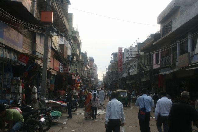 ニューデリーのメイン・バザール<br /><br />朝なので人はまばらです。