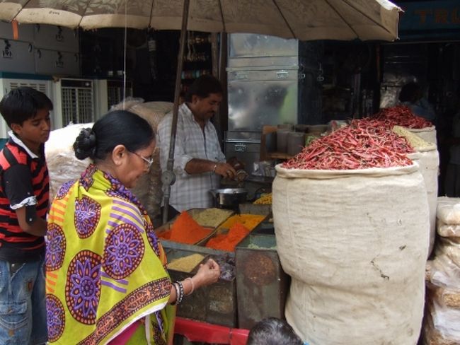 ターメリックと唐辛子。<br /><br />インドは唐辛子を使った料理もけっこう多いです。