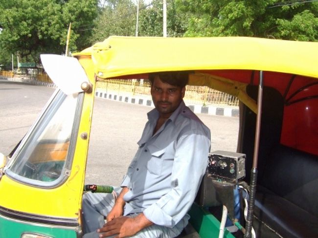 交渉してリクシャーを借りきってクトゥブ・ミナール→空港へと向かいました。