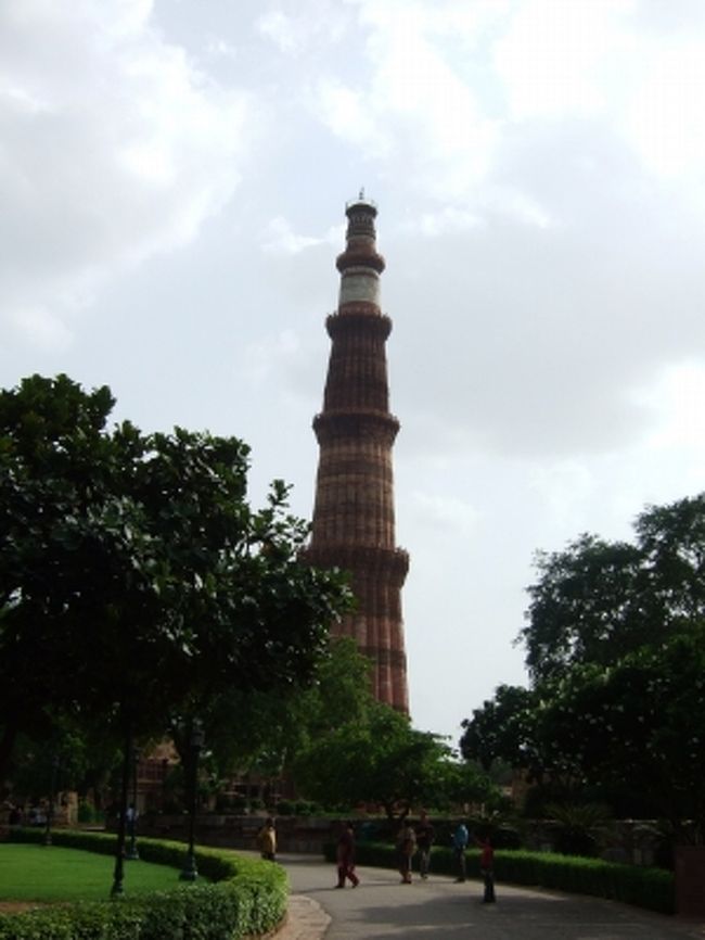 クトゥブ・ミナール　Qutb Minar<br /><br />ニューデリー南郊約15kmのところにあります。<br /><br />世界遺産（周辺の建造物群含む）<br /><br /><br />クトゥブとは、アフガニスタンの奴隷軍人出身のクトゥブディ−ン・アイバク帝のことで、インドで最初のイスラム王朝、奴隷王朝（デリー・スルタン朝）を興しました。<br /><br />ミナールは、ミナレット（塔）のことです。