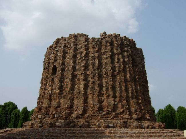アライ・ミナール（Alai Minar）の基部<br /><br />マムルーク王朝を滅ぼしたヒルジー王朝の２代目アラウディン帝によって、クトゥブ・ミナールより高い塔を建てようとしましたが、24.5mの時点でアラウディン帝が亡くなりそこで頓挫してしまいました。 <br /><br /><br /><br /><br /><br /><br /><br />おしまい。<br /><br />夜発−成田朝着のJAL便で帰りました。