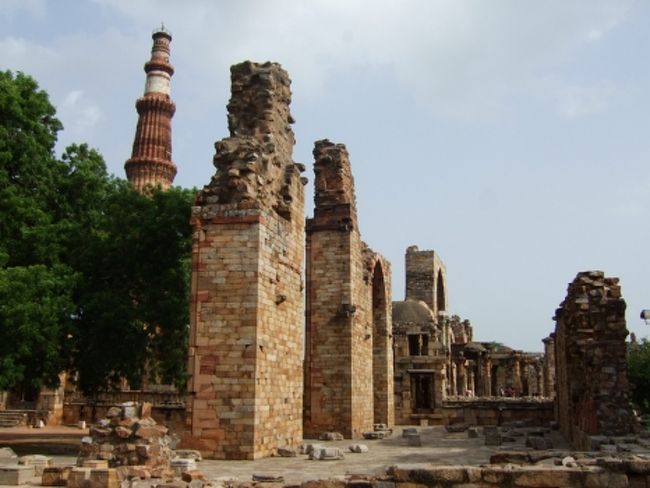 １２世紀末にインドに進出したアイバクが建造したものです。<br /><br />ミナレットの下には、インドで最初のイスラム教モスクがあります。<br /><br />しかし周辺のヒンドゥー教寺院を壊してその建材をそのまま使用したため、イスラム教で禁じられている偶像の彫刻まで入ったりなど、イスラムとヒンドゥーが混在した様式となってます。