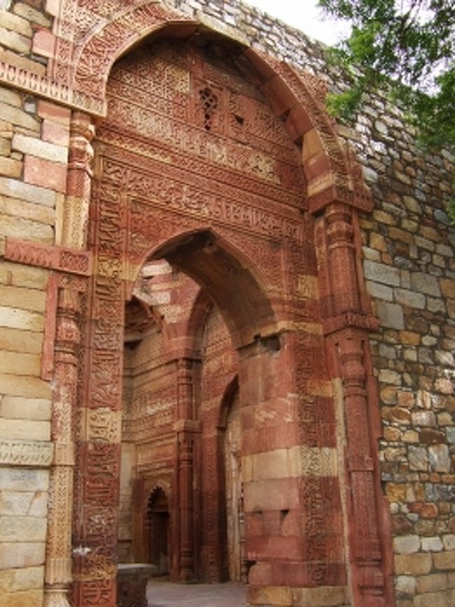 アイバクから始まった奴隷王朝とは、代々奴隷軍人出身の君主が続いたためそう呼ばれています。<br />奴隷身分出身の軍人を指すマムルークからマムルーク朝とも言われます。 <br />