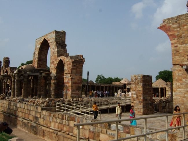 写真中央に見えるのが高さ７m程の鉄柱です。<br />４世紀（グプタ朝時代）に造られたとされていますが、純度は100％近く（99.72％）いまだに錆びていません。<br />当時の精錬技術の高さが伺えます。<br /><br /><br />《補足》<br />正確には99.72％の純度なら50年程で錆びると言われています。<br />1500年以上も風雨に晒されながら錆びなかった理由は、鉄の純度だけではなく不純物の存在にあるという説が有力のようです。<br />インドで産出される鉄鉱石にはリンが比較的多く含まれていますが、鉄柱の表面がリン酸化合物でコーティングされ、錆に強い鉄柱となったとのことです。