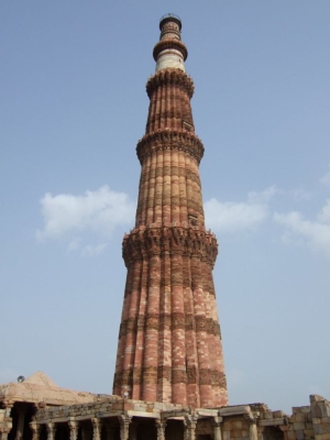 高さは72.5m。<br /><br />世界で最も高いミナレットです。<br /><br />これでも地震や落雷などで先端が崩れたものを修復したもので、当初は100m程の高さがあったようです。<br /><br />直径は基部14.3mに対して先端部2.75mで、徐々に細くなっている尖塔です。<br /><br />コーランの文句を図案化した彫刻が外壁に刻まれています。<br /><br />ミナレットは、モスクでの礼拝のときに僧が上がって信者に時を知らせるための塔で、中は378段の螺旋階段になってます。