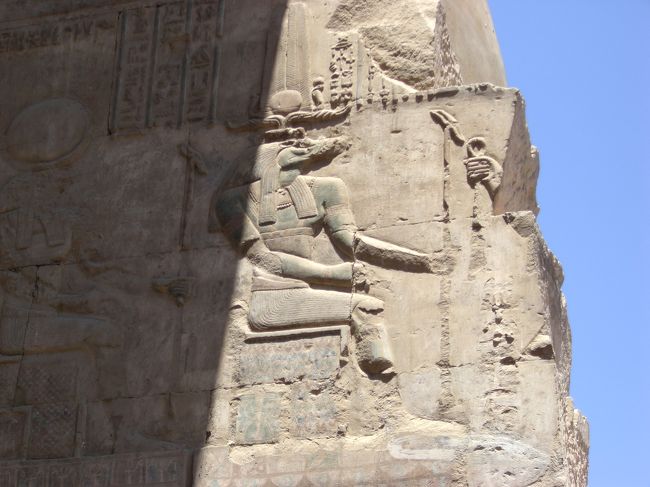 ワニの頭を持つソベク神。<br />すこし緑色が残っています。<br /><br />コムオンボ神殿では、ワニのミイラが見れる・・・はずだったのですが、２００９年９月現在は見ることができません。<br />神殿から少し離れたところに展示されているそうです。<br /><br />エジプトって前触れもなく、状況が変わるんだな。<br />これぞ「えじ」か・・・