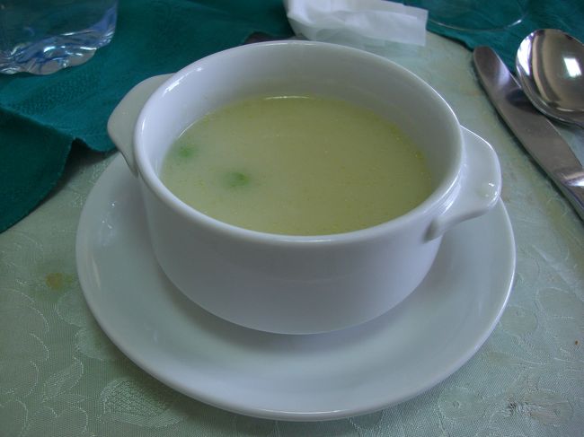 お昼は「サラディン」にて。<br /><br />しょっぱい野菜スープ。<br /><br />一緒についてたマカロニはミートソースがかかってて、美味しかったです♪<br /><br />店員のヌビア人のオジサンが、ちょっとしたかくし芸をして楽しませてくれました。<br />