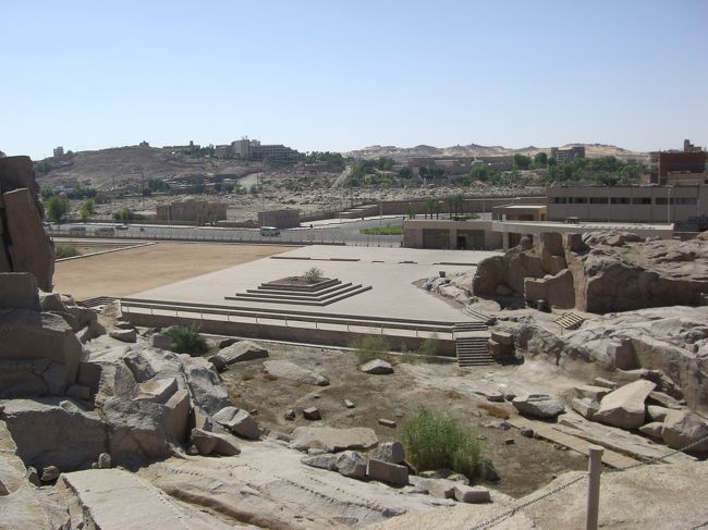 午後は「きりかけのオベリスク」へ。<br /><br />ここで、気温が４０℃を超えたそうです。<br />帰国後、デジカメの耐熱温度は最高４０℃までって説明書にあるのを発見。<br />明らかにデジカメは死にかけていた・・・！<br /><br />炎天下の中、ちょっとしたトレッキング（ロッククライミング？）を楽しむ。<br />そして、デジカメの電池を落とす。<br />急いで砂を払い収納　→　デジカメ復活。<br />