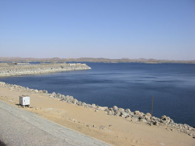 「アスワン・ハイダム」<br />すごーく広いことがわかりました。<br />写真に納まりません。<br /><br />この帰りに、エジプトの“サラ粉”をゲット。<br />ヌビア砂漠のは黄色くて、サハラ砂漠のは赤っぽいんだって。へぇ〜<br />