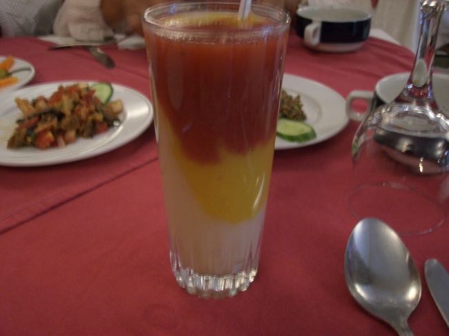 これは「ヌビアン・カクテル」５US＄<br /><br />上からいちご、マンゴー、グァバのジュースです。<br />それぞれが“もったり”してて、混ざらないのが特徴です。<br />それぞれの層を楽しむのもヨシ、ミックスするのもヨシ・・・