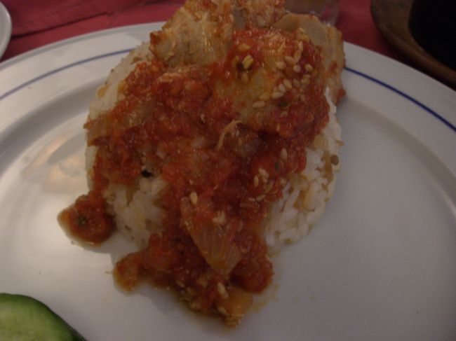 チキンのタジン。<br /><br />トマトソースで煮込んであります。<br />これはおいしい〜！！トマトソースのほうが好きです。<br /><br />あまりにも美味しいので、もりもりにして食べました。